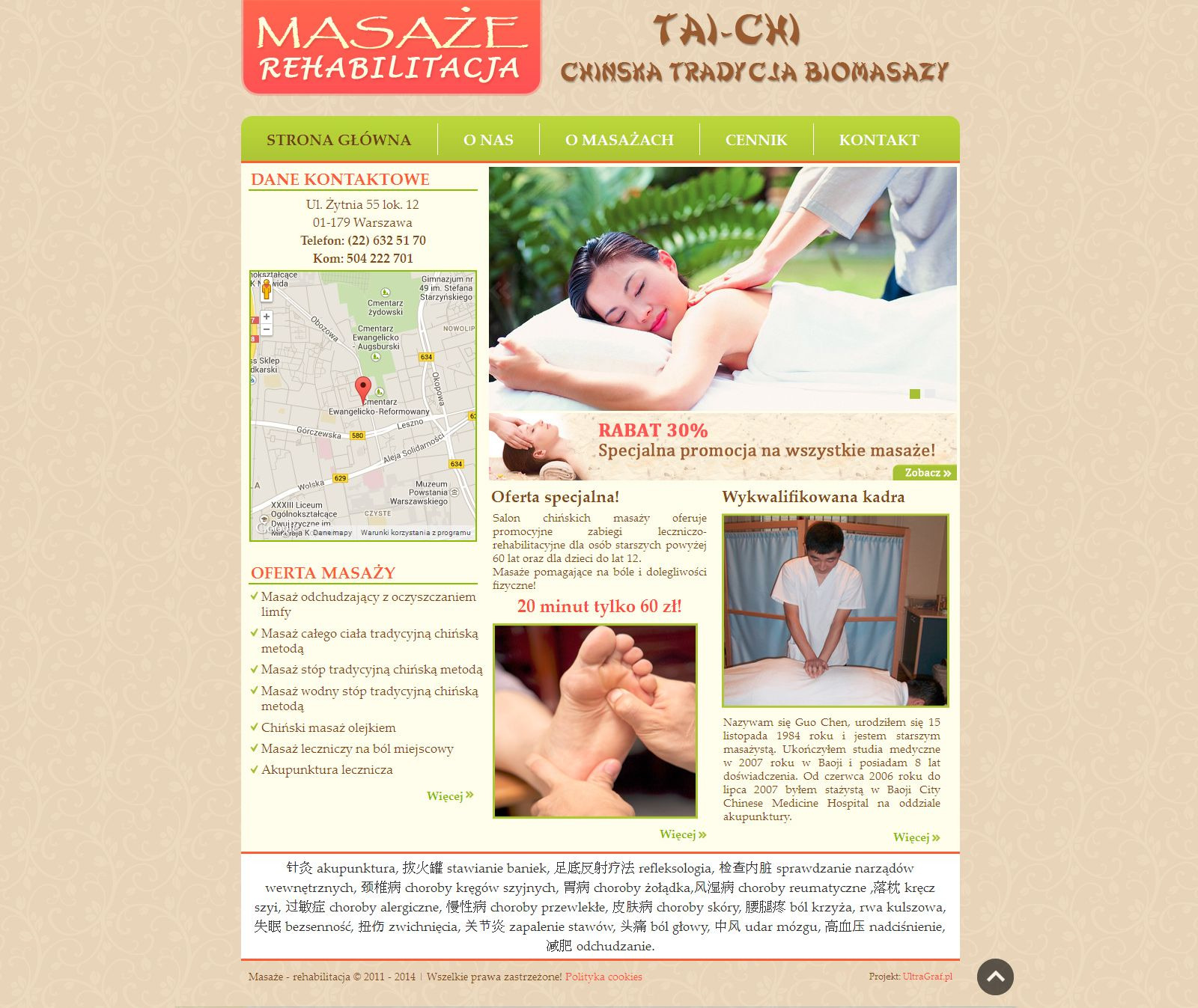 Kobieta podczas masażu pleców w salonie chińskich masaży, z widoczną mapą Warszawy i ofertą specjalną na masaże leczniczo-rehabilitacyjne.