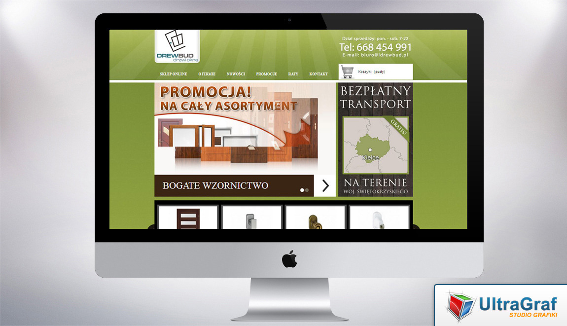 Ekran komputera iMac wyświetlający stronę internetową firmy Drewbud z promocją na cały asortyment drzwi i okien, z widoczną mapą obszaru darmowego transportu.
