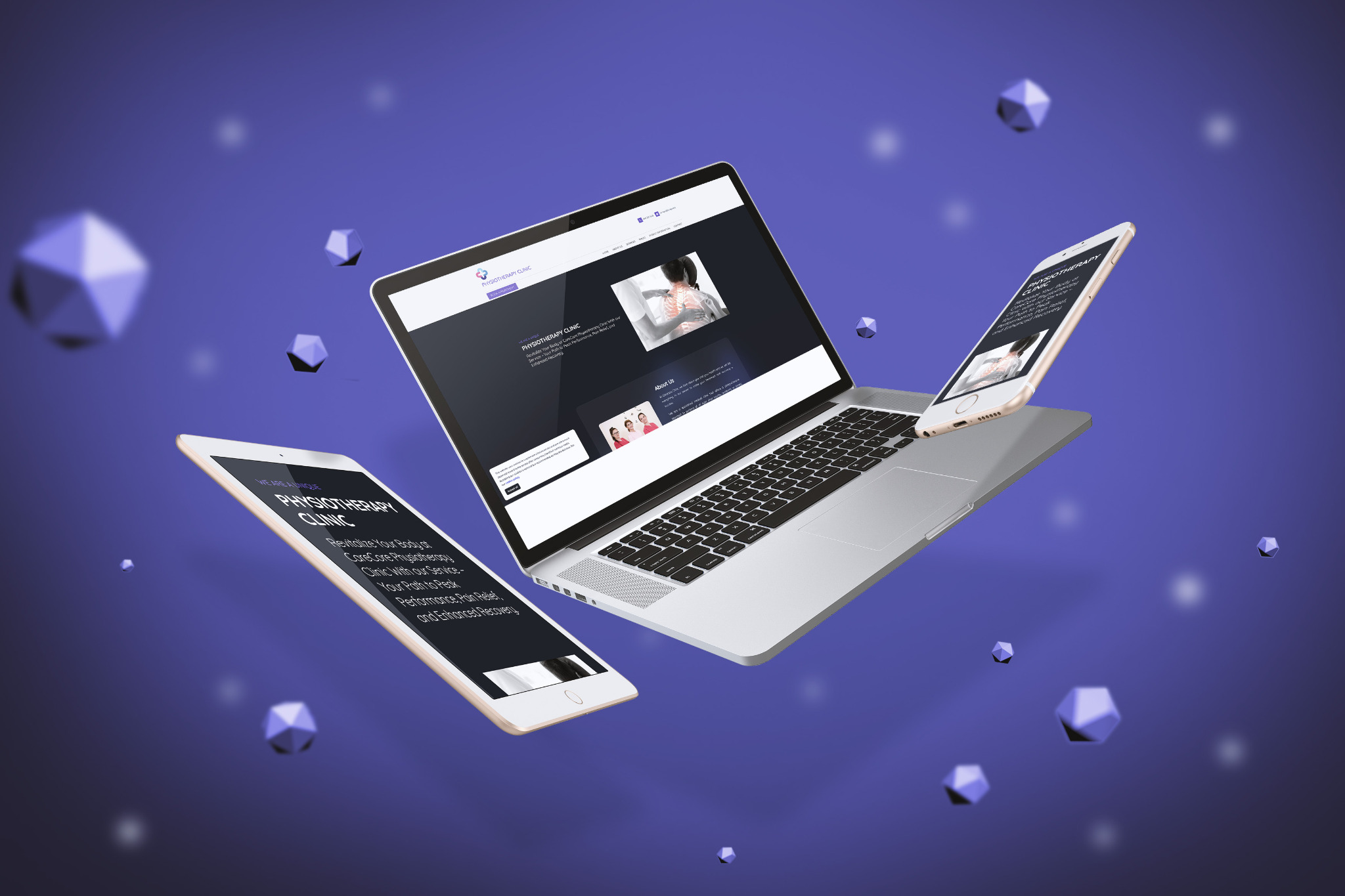 Prezentacja responsywnej strony internetowej dla kliniki fizjoterapii na laptopie, smartfonie i tablecie, unosząca się na fioletowym tle z geometrycznymi bryłami.