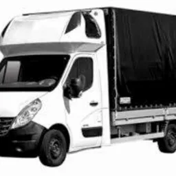 Biały samochód dostawczy z czarną plandeką na naczepie, zaparkowany na białym tle, widok z boku.