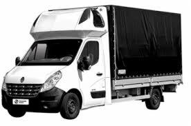 Biały samochód dostawczy z czarną plandeką na naczepie, zaparkowany na białym tle, widok z boku.