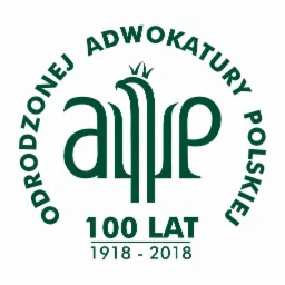 Logo Odrodzonej Adwokatury Polskiej z okazji 100-lecia, zielony znak graficzny z orłem w koronie stylizowanym na inicjały, rok 1918-2018.