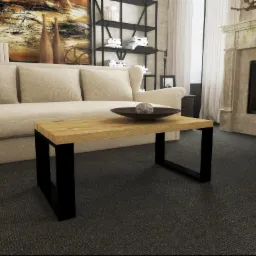 Stolik kawowy z blatem z jasnego drewna i czarnymi nogami na tle beżowej sofy, kominka i regału z książkami.