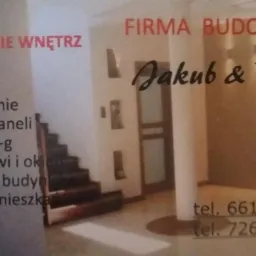 Wizytówka firmy budowlanej Jakub & Dawid z listą oferowanych usług, w tym wykończenia wnętrz, płyty karton gips, układanie paneli, remonty mieszkań oraz numery telefonów kontaktowych na tle...