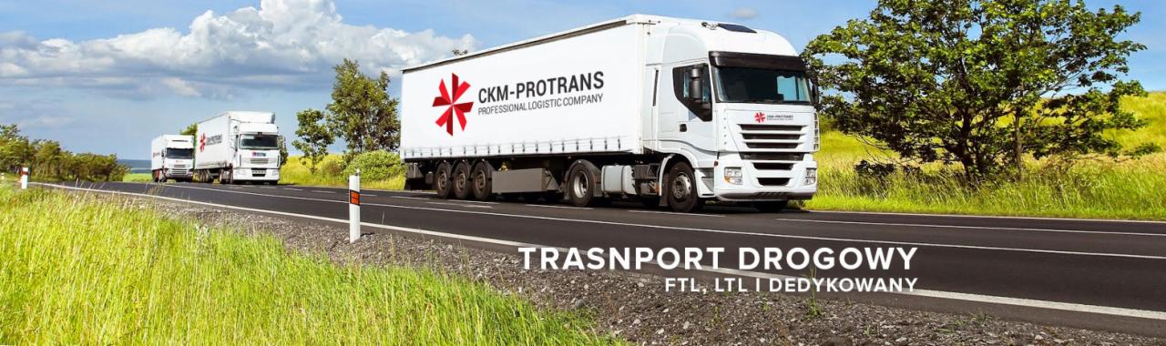 Flota białych ciężarówek z logo CKM-Protrans jadąca asfaltową drogą przez zielone pola, błękitne niebo z chmurami w tle.