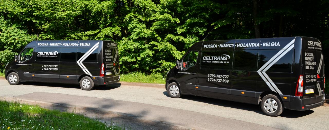 Dwa czarne busy firmy Celtrans z logo i numerami telefonów, zaparkowane na asfaltowej drodze w otoczeniu zieleni, świadczące o międzynarodowych przewozach do Polski, Niemiec, Holandii i Belgii.