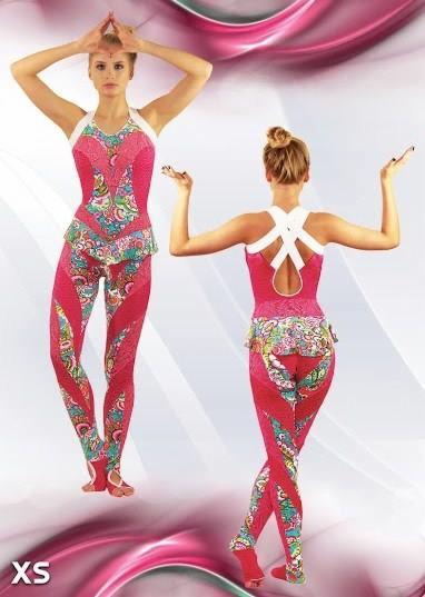 Dwie modelki prezentują różowe stroje gimnastyczne z kolorowym wzorem, widok z przodu i z tyłu, na tle abstrakcyjnego wzoru.