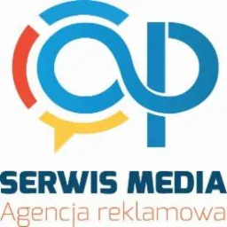 Graficzne przedstawienie logo firmy Serwis Media Agencja Reklamowa, z elementami w kolorach czerwonym, ż&oacute;łtym i niebieskim, stylizowane na litery C i P.