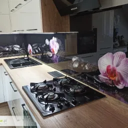 Oferujemy druk na szkle wraz z montażem. Panele szklane, podkładki i inne dekoracje ze szkła.