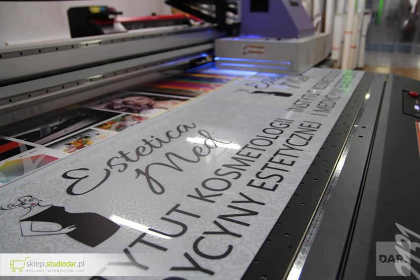 druk na plexi do kasetonu