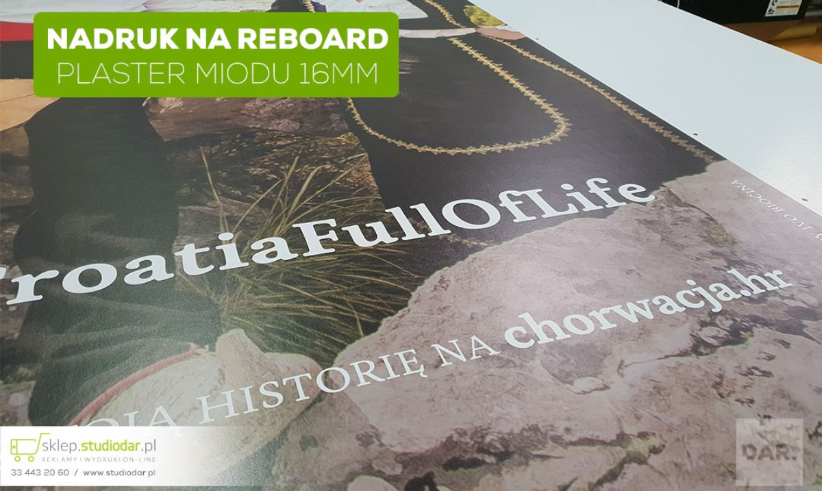 Nadruk na płycie Reboard z plastrem miodu 16mm, przedstawiający motyw chorwacki z napisem 'CroatiaFullOfLife' i adresem strony internetowej, leżący na białym stole.