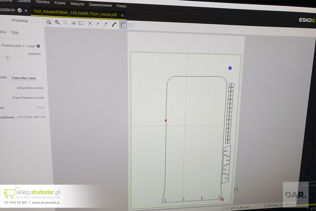 Widok ekranu komputera z oprogramowaniem CAD/CAM prezentującym projekt wykrojnika do cięcia reboardu o wymiarach 149,5x269,75 cm, z widocznymi liniami cięcia i parametrami konfiguracji.
