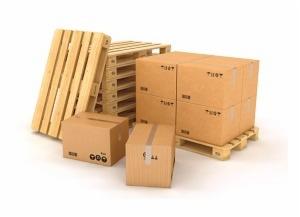 Stos drewnianych palet z kartonami i pojedynczymi paczkami na białym tle, render 3D.