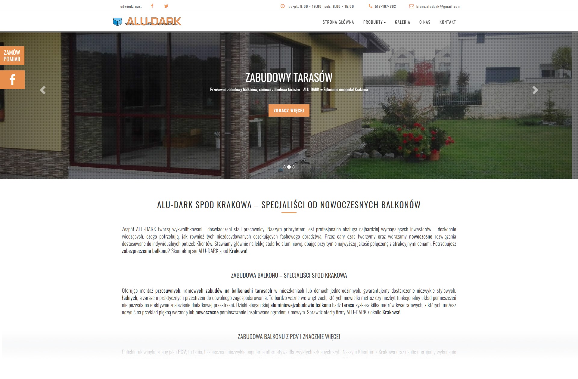 Zabudowa tarasu z przesuwnymi szklanymi panelami wykonana przez ALU-DARK, widoczna z zewnątrz, z elementami ogrodu i domu w tle.