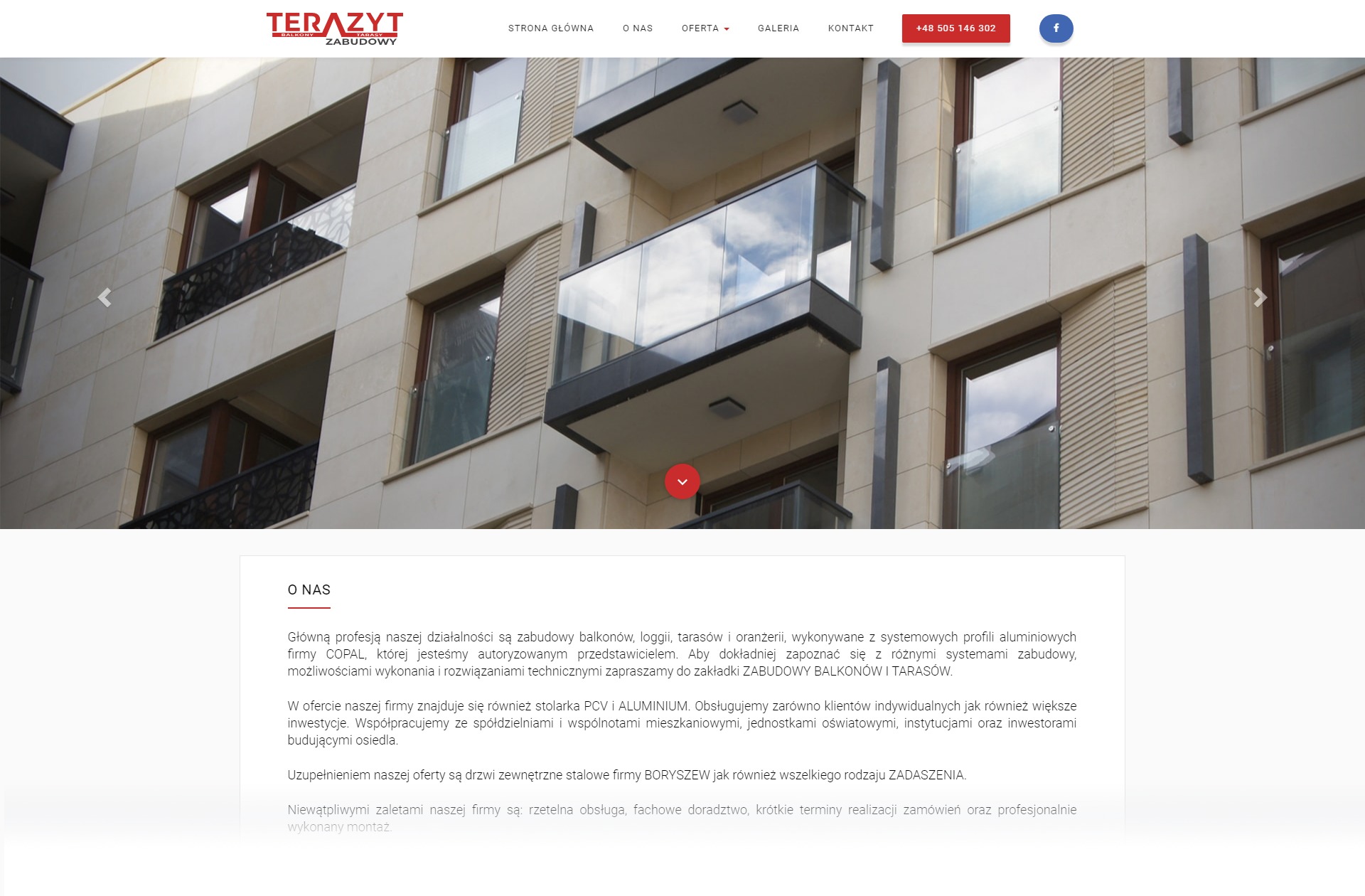 Elewacja budynku z balkonami zabudowanymi szkłem i metalem, wykonana przez firmę TERAZYT ZABUDOWY.