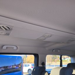 F.H.U. Dunajec Zbigniew Surowiak - Wnętrze pojazdu z widocznymi dyszami wentylacyjnymi w suficie, uchwytami dla pasażerów i oknami z widokiem na zewnątrz. Widoczne fotele i elementy konstrukcyjne pojazdu.