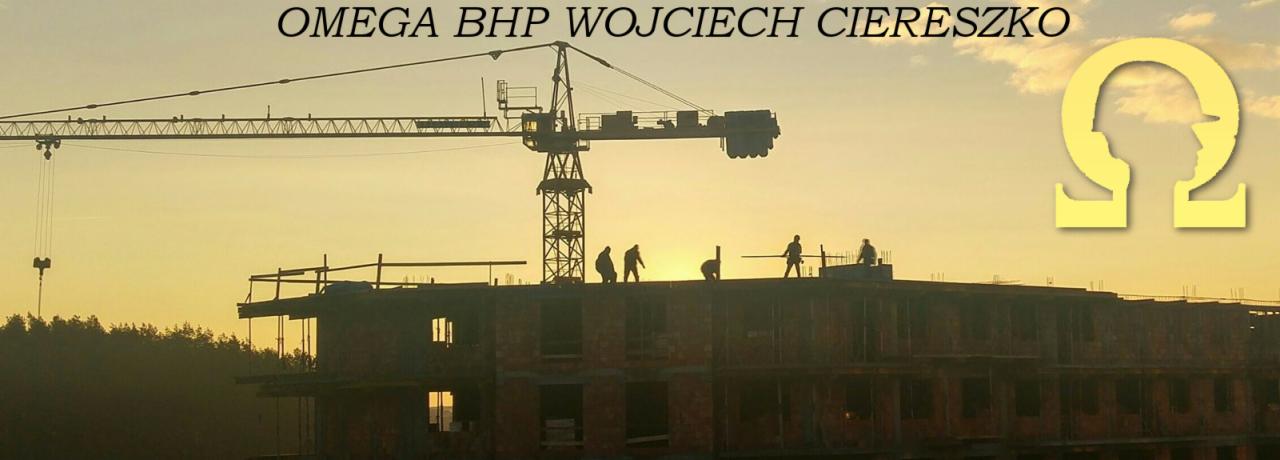 Sylwetki pracowników na budowie podczas wschodu słońca, widoczny dźwig i logo firmy Omega BHP Wojciech Ciereszk