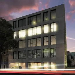 Nowoczesny budynek biurowy z elewacją z szarego betonu, duże okna z widocznymi biurami wewnątrz, wieczorny krajobraz z rozmazanymi światłami samochodów na pierwszym planie.