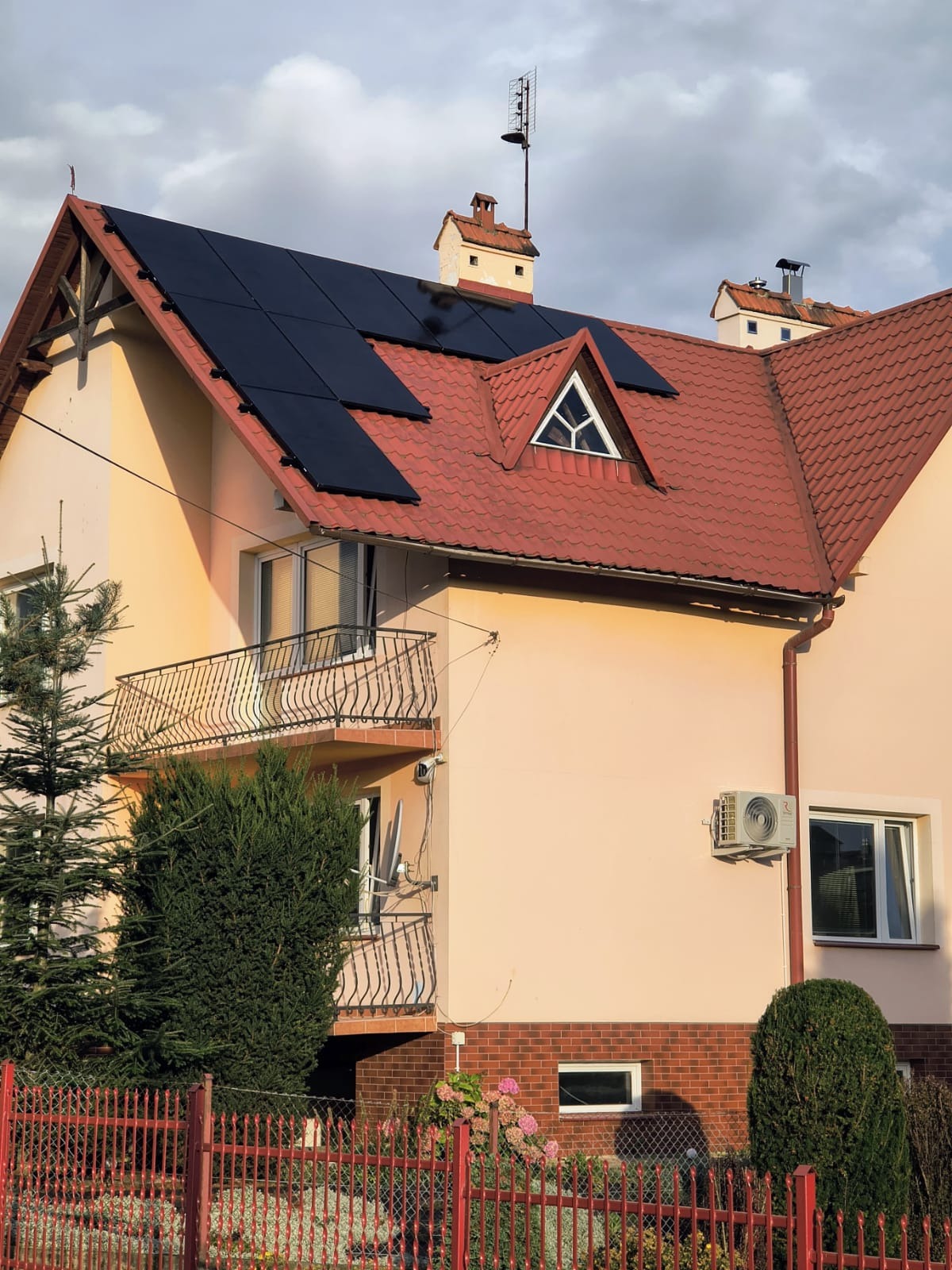 Instalacja PV na modułach full black.