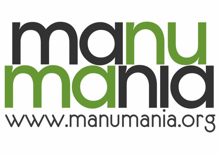 Logo firmy Manumania z nazwą w kolorach czarnym i zielonym oraz adresem strony internetowej.