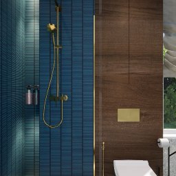 Simple Form Renia Bartoszek - Nowoczesna łazienka z kabiną prysznicową typu walk-in, wykończona płytkami w odcieniach niebieskiego i drewnem. Złota armatura i minimalistyczna toaleta.