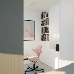 Wnętrze domowego biura z białymi meblami, półką na książki i różowym krzesłem biurowym, widok zza plecionej huśtawki.