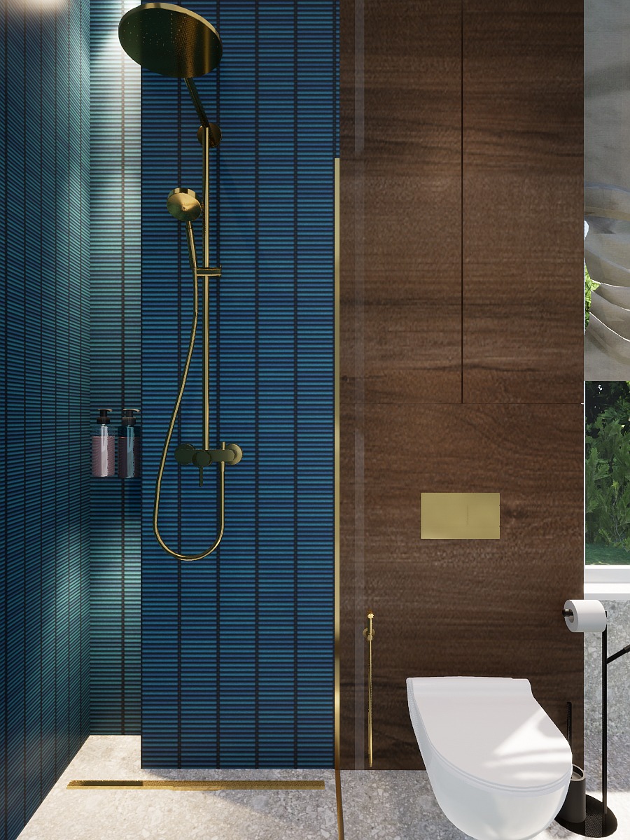 Nowoczesna łazienka z kabiną prysznicową typu walk-in, wykończona płytkami w odcieniach niebieskiego i drewnem. Złota armatura i minimalistyczna toaleta.