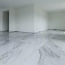 Jasne, przestronne wnętrze z podłogą wyłożoną płytkami imitującymi biały marmur z szarymi żyłami, świeżo po ułożeniu, z widocznym oknem i drzwiami balkonowymi w tle.