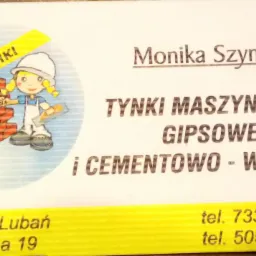 Wizytówka firmy budowlanej: Monika Szymko, tynki maszynowe, gipsowe i cementowo-wapienne, adres i numery telefonu, obok logo z postacią murarki i ceglaną ścianą.