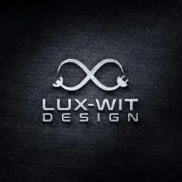 Logo firmy LUX-WIT DESIGN z Oławy na ciemnym teksturowanym tle, przedstawiające symbol nieskończoności utworzony z dw&oacute;ch wtyczek elektrycznych.