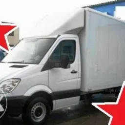 Biały samochód dostawczy Mercedes-Benz Sprinter z zabudową kontenerową, widoczny z boku, z nałożonymi grafikami.