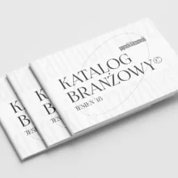 Trzy identyczne katalogi firmowe 'Katalog Branżowy Jesień '18' od paprocki&brzozowski z Bytowa, ułożone jeden na drugim na białym tle, prezentujące minimalistyczny design.