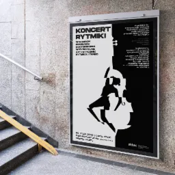 Plakat informujący o koncercie rytmiki, z czarno-białą grafiką przedstawiającą sylwetkę tancerki i fragment instrumentu muzycznego, umieszczony w ramie na ścianie przy schodach.