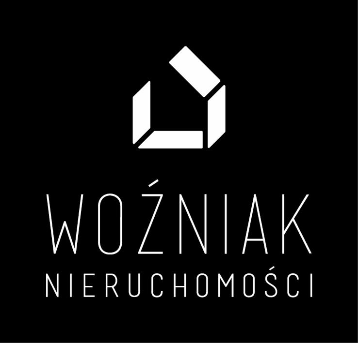 Minimalistyczne logo firmy 'Woźniak Nieruchomości' na czarnym tle, przedstawiające stylizowany, geometryczny kształt domu powyżej nazwy firmy.