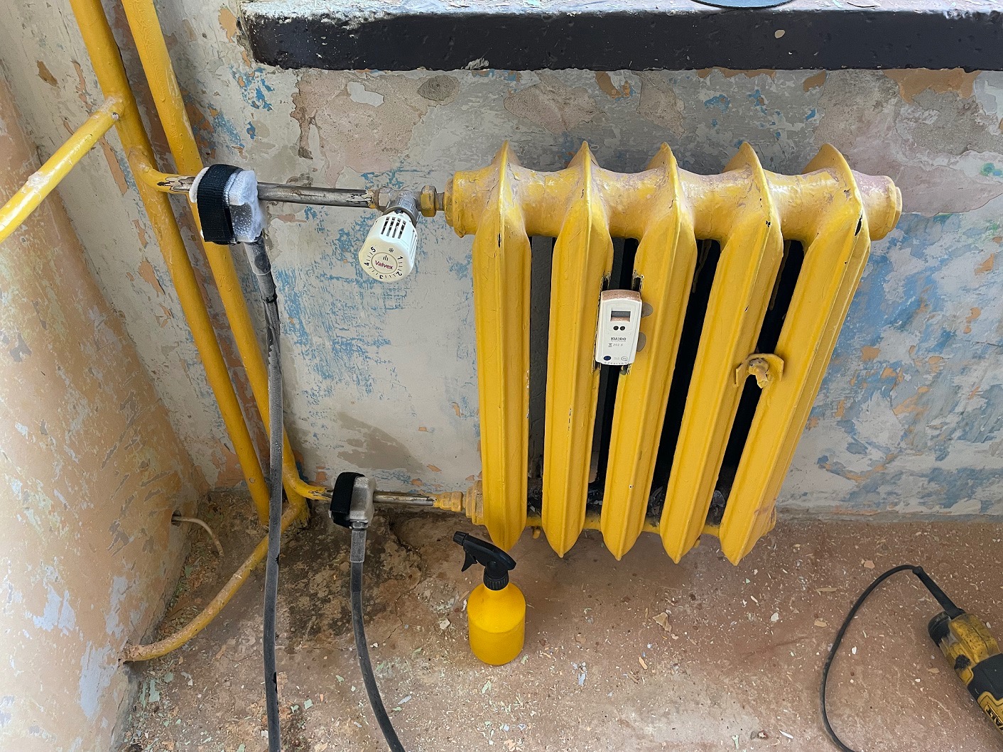 Wymiana grzejnika z zamrażaniem rur.