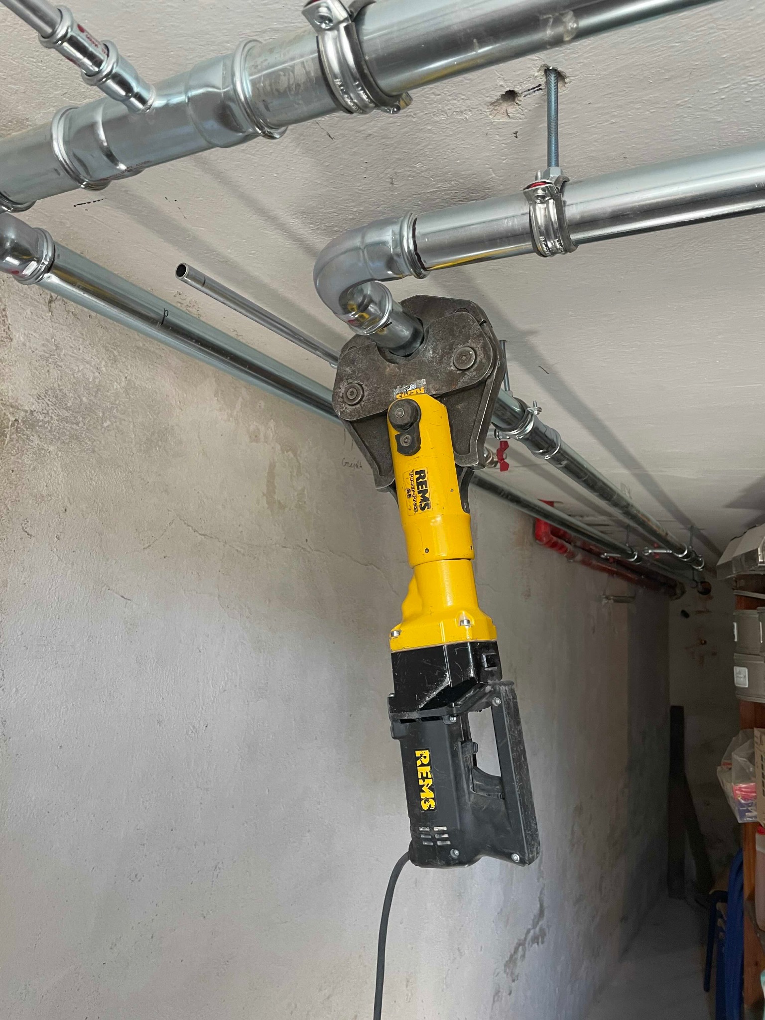 Wykonanie instalacji centralnego ogrzewanie w szkole.