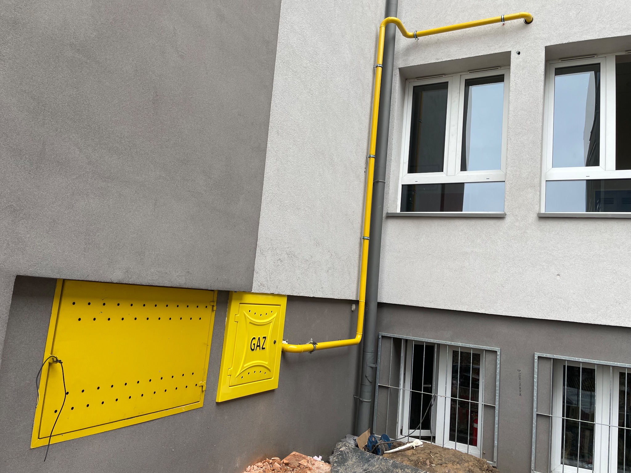 Montaż instalacji gazowej w szkole.