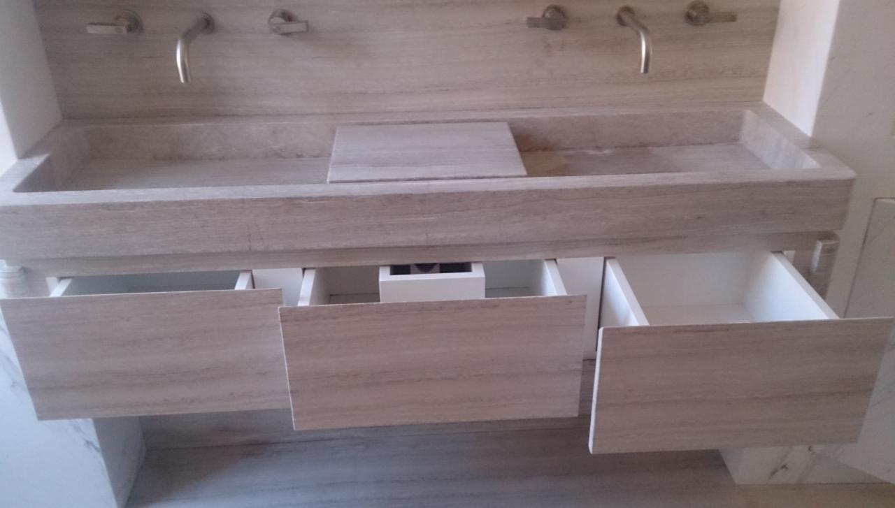 Łazienkowa umywalka z konglomeratu z trzema szufladami, dwie z nich są otwarte, widoczne chromowane baterie
