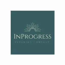 Logo firmy sprzątającej Inprogress Cleaning Company na ciemnozielonym tle z symbolem wschodzącego słońca.
