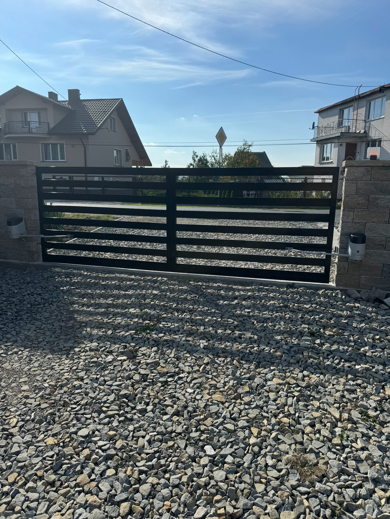 Automatyka bramy dwuskrzydłowej firmy nice hopp