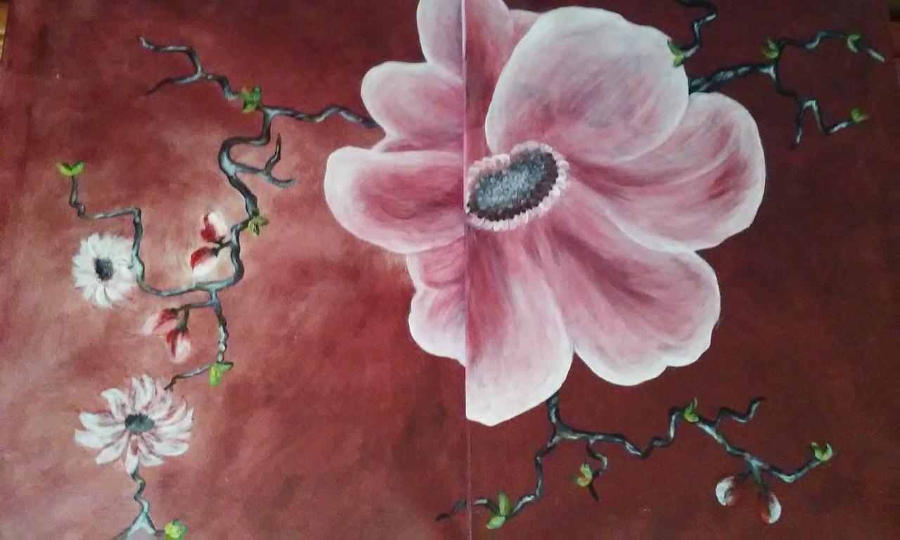 Obraz przedstawia duży, różowy kwiat z ciemnym środkiem, namalowany na brązowym tle. Drobne białe kwiatki i gałązki dodają kompozycji delikatności.