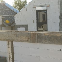 Etap szalowania wieńcow ścian kolankowych.