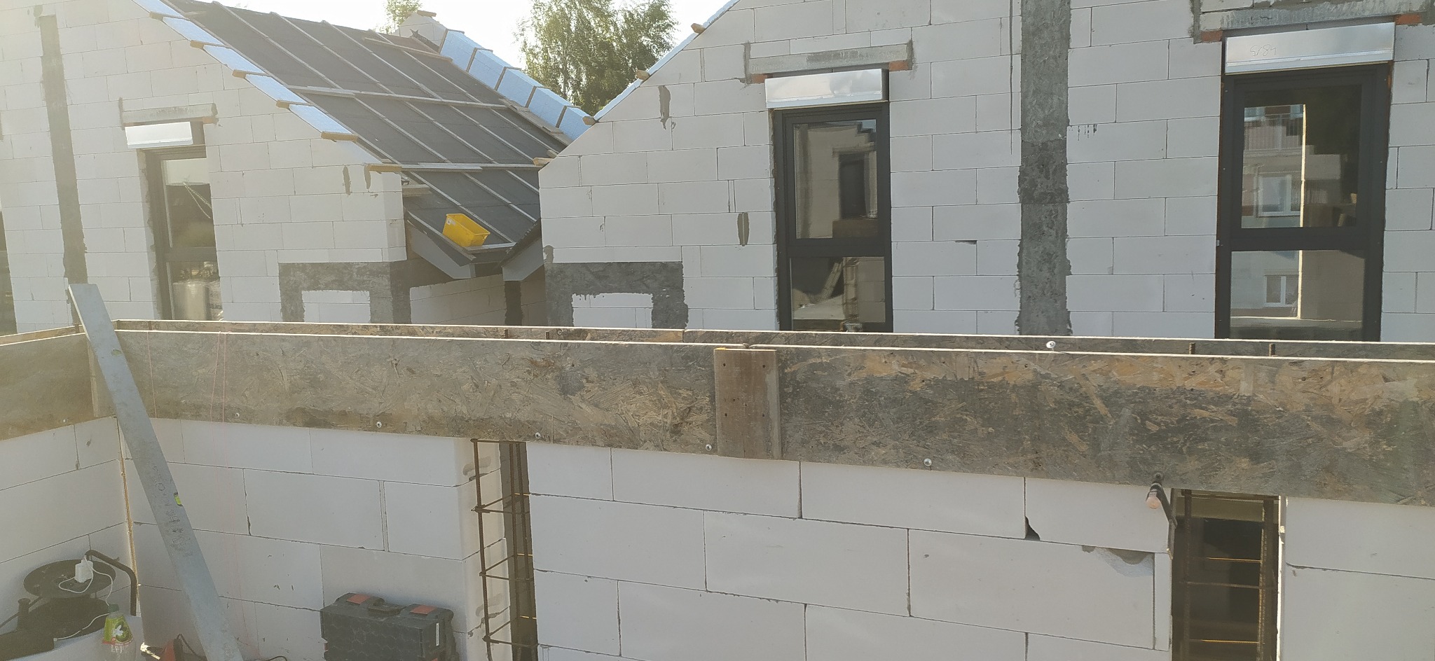 Etap szalowania wieńcow ścian kolankowych.