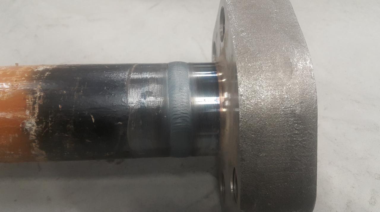 Spoina łącząca rurę z kołnierzem, wykonana w Koziegłowach. Widoczna precyzyjna praca i ślady po wcześniejszych warstwach farby na rurze.