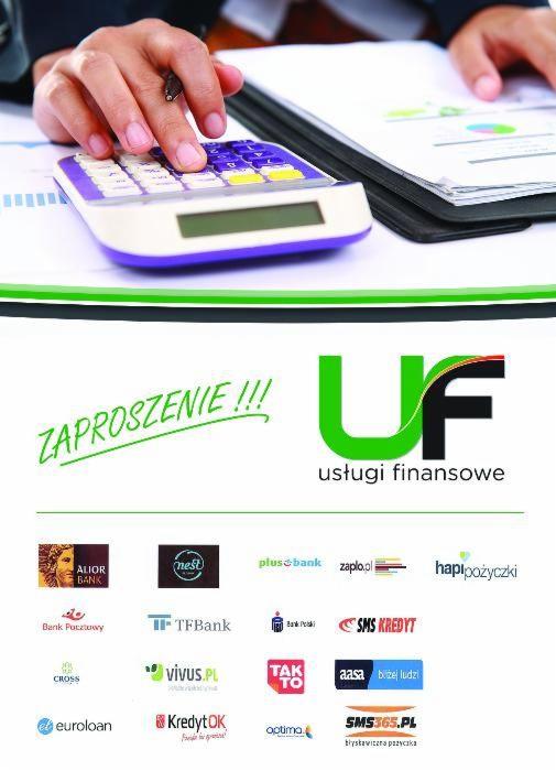 Dłoń z długopisem nad fioletowym kalkulatorem, obok dokumenty z wykresami, w tle logo firmy świadczącej usługi finansowe oraz logotypy różnych firm pożyczkowych.