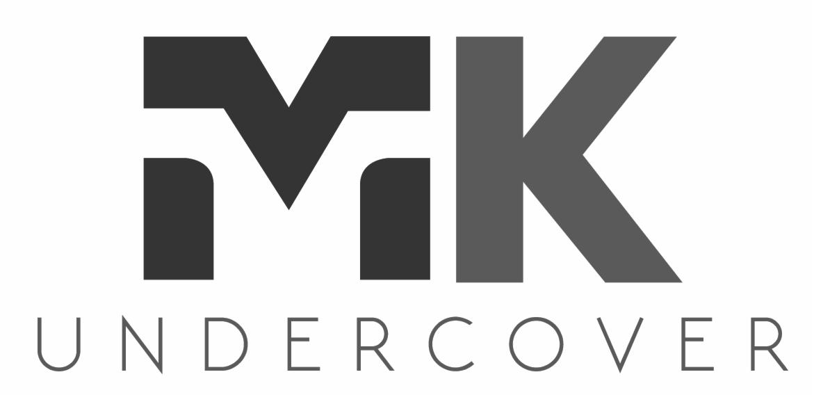 Minimalistyczne logo firmy odzieżowej MK Undercover, z dużymi, geometrycznymi literami M i K w odcieniach szarości na białym tle, oraz napisem Undercover poniżej, wykonanym cienkimi, otwartymi...
