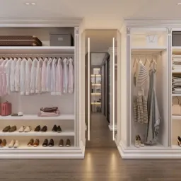 Przestronna, symetryczna garderoba w jasnych barwach z podświetleniem LED, zawierająca ubrania, buty i akcesoria.