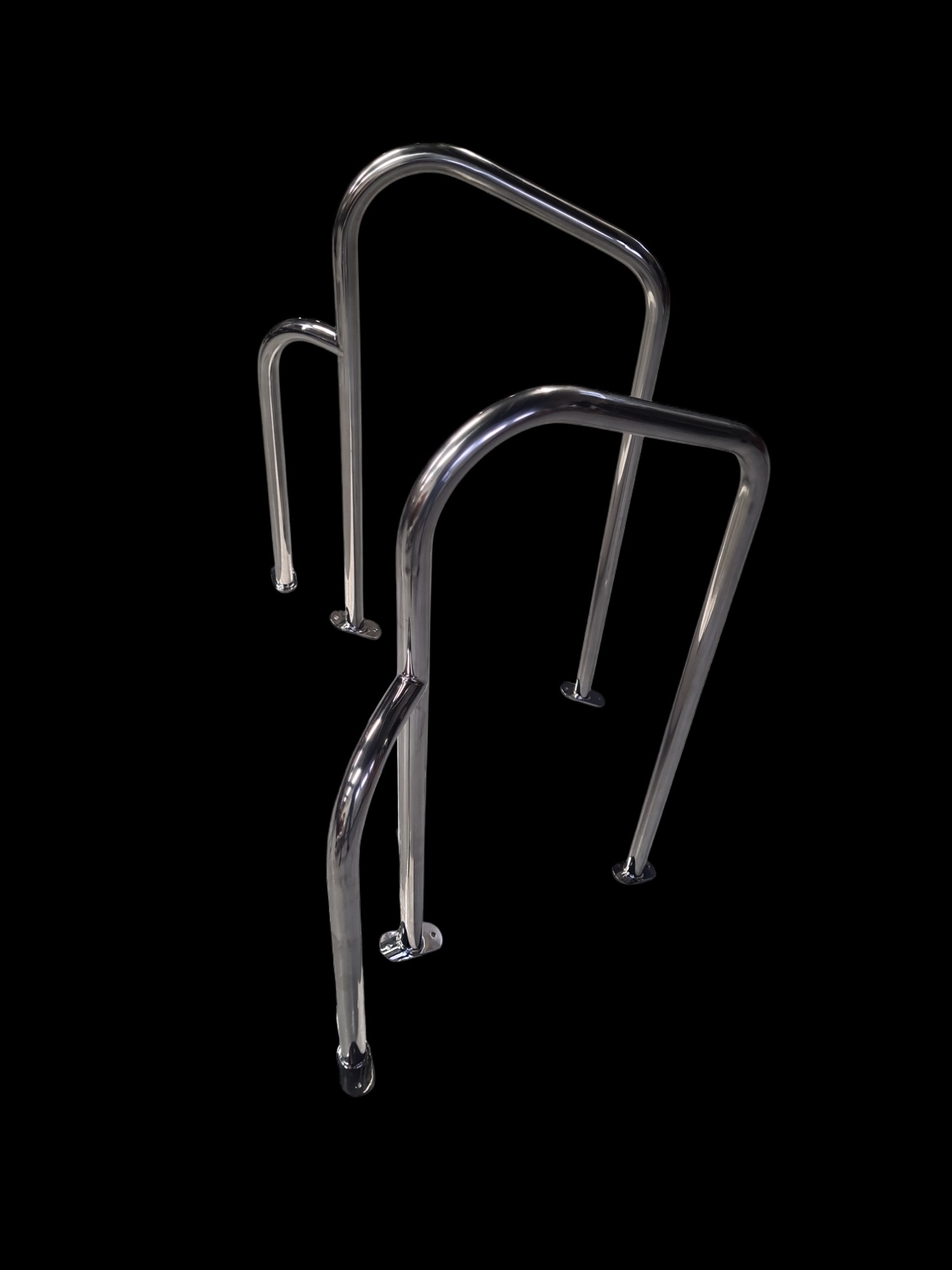 Dwie podwójne, metalowe poręcze z połyskującej stali nierdzewnej, mocowane do podłoża, na czarnym tle.