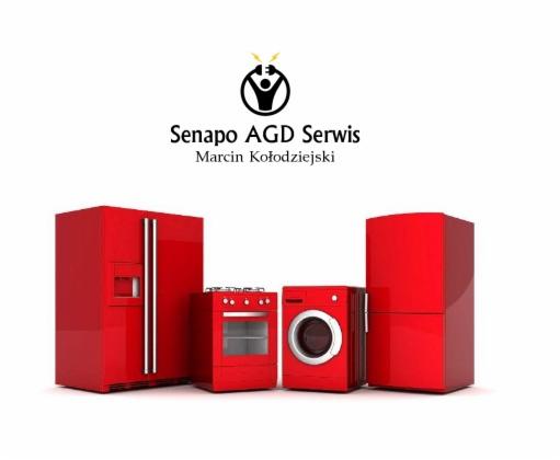 Grafika 3D przedstawiająca logo firmy Senapo AGD Serwis nad zestawem czerwonych urządzeń AGD: lodówki, piekarnika i pralki, na białym tle.