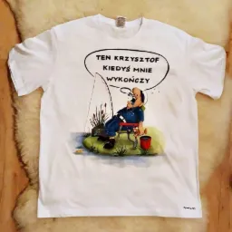 Biała koszulka z humorystycznym nadrukiem przedstawiającym mężczyznę łowiącego ryby i myślącego 'Ten Krzysztof kiedyś mnie wykończy'.